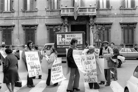 Una manifestazione per il divorzio nel marzo del 1974